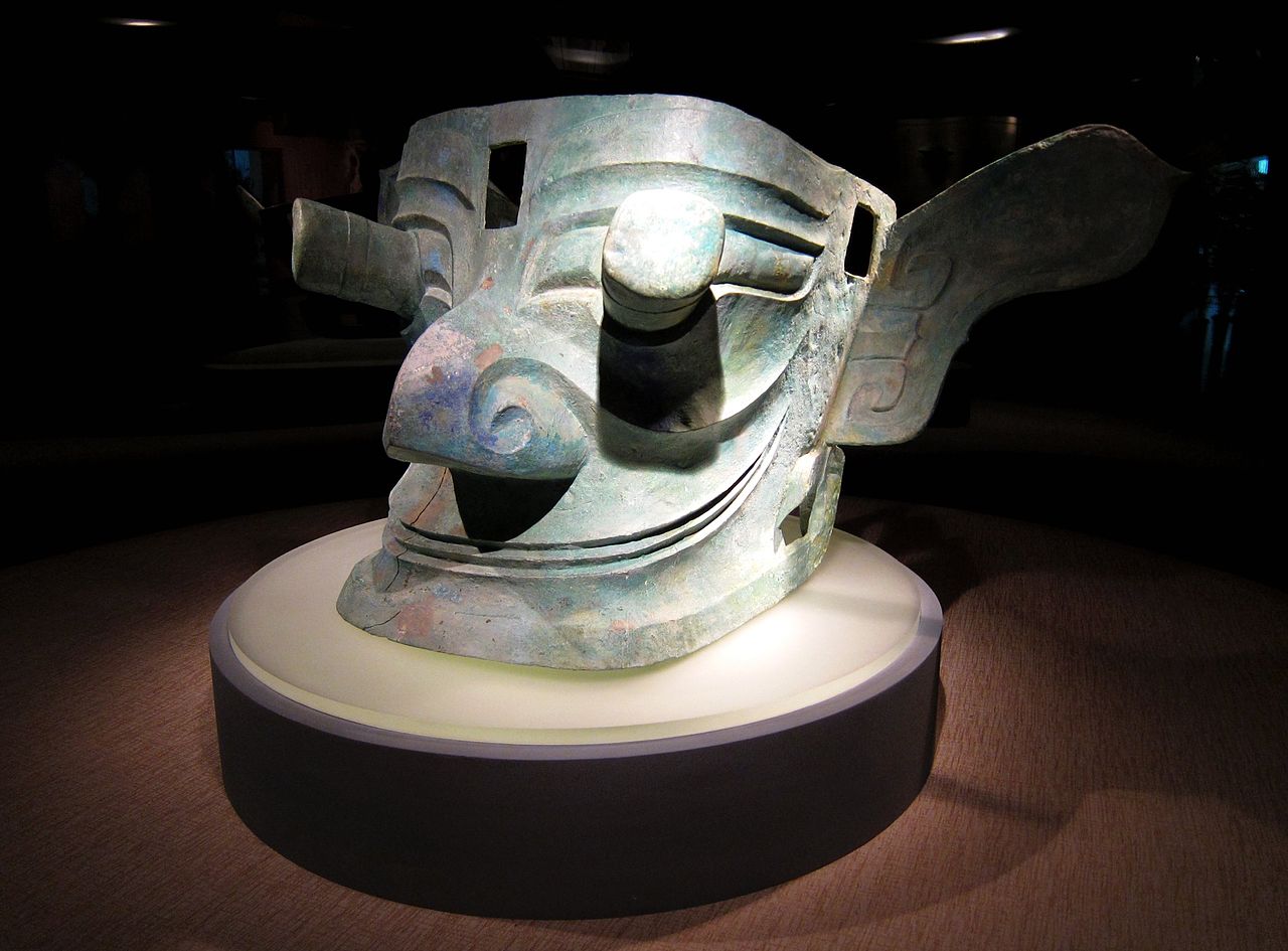 A large bronze head with protruding eyes believed to depict those of Cancong, the semi-legendary first king of Shu (Source: Wikipedia)