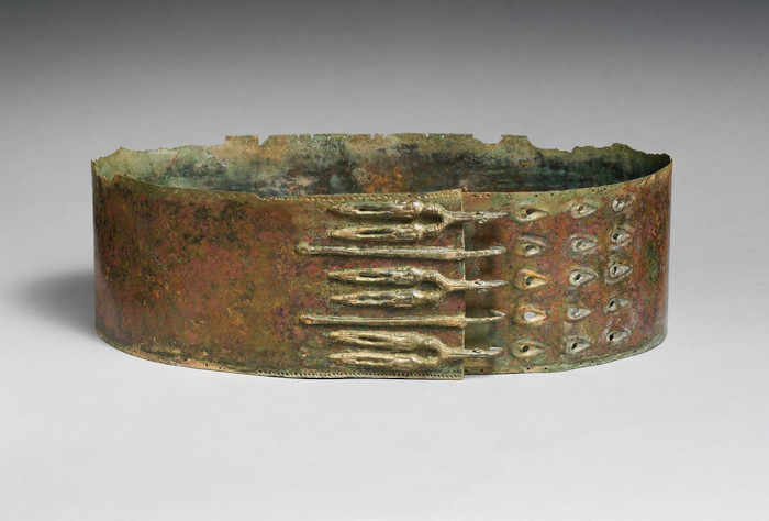 A similar bronze belt found in Samnite contexts 