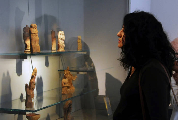 Visitor at Syria's National Museum.