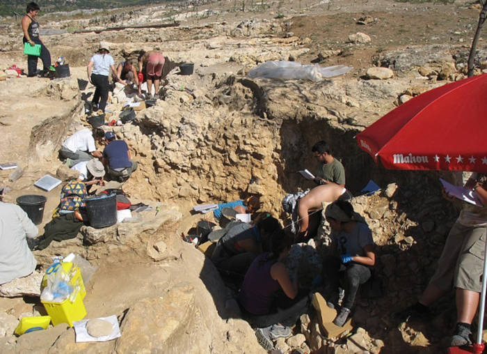 Excavation site at Cueva Des-Cubierta