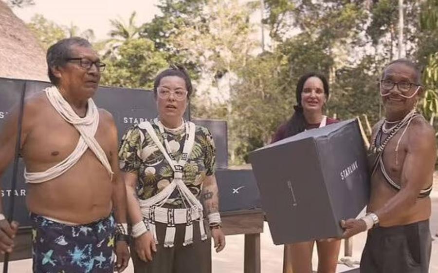 Marubo tribe receive the Starlink antenna system that brought them the internet.	