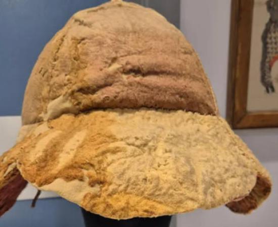 Roman sun hat on a presetation stand.
