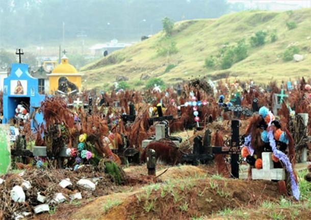 San Juan Chamula Cemetery. (©georgefery.com)
